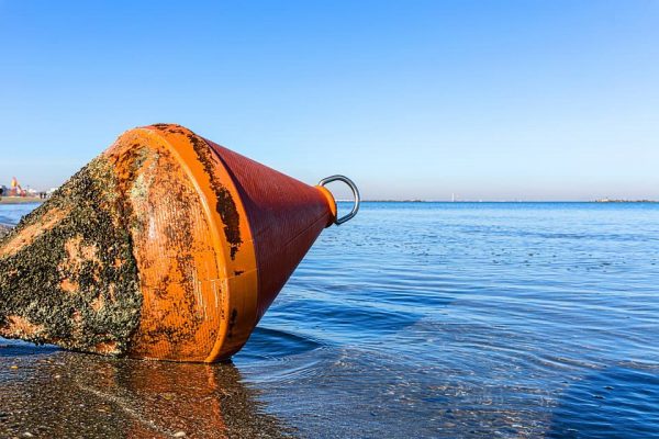 Bouée biconique sur la plage