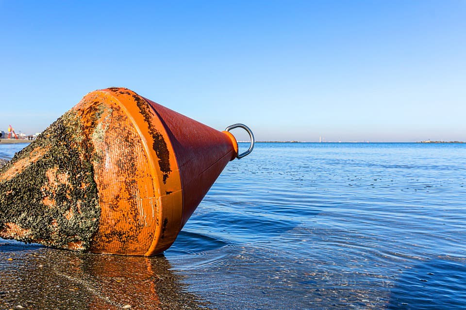 Bouée biconique sur la plage