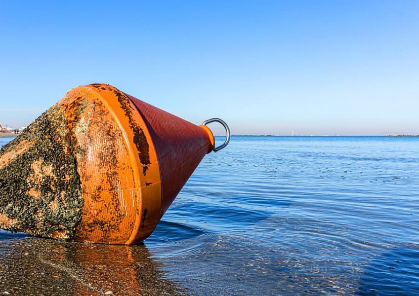 Bouée biconique sur la plage